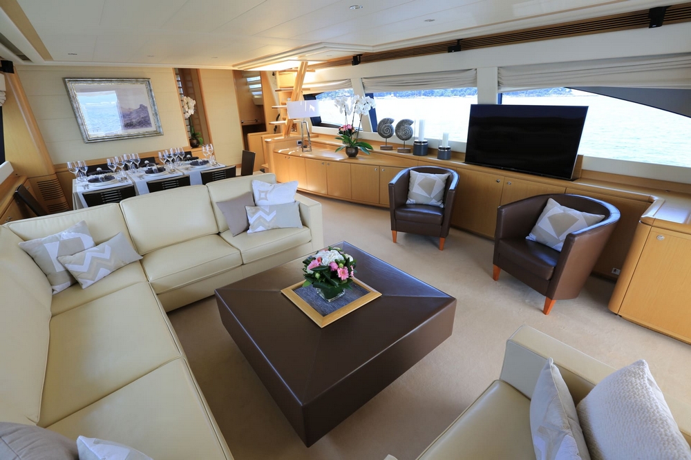 20_FERRETTI830_int_saloon4