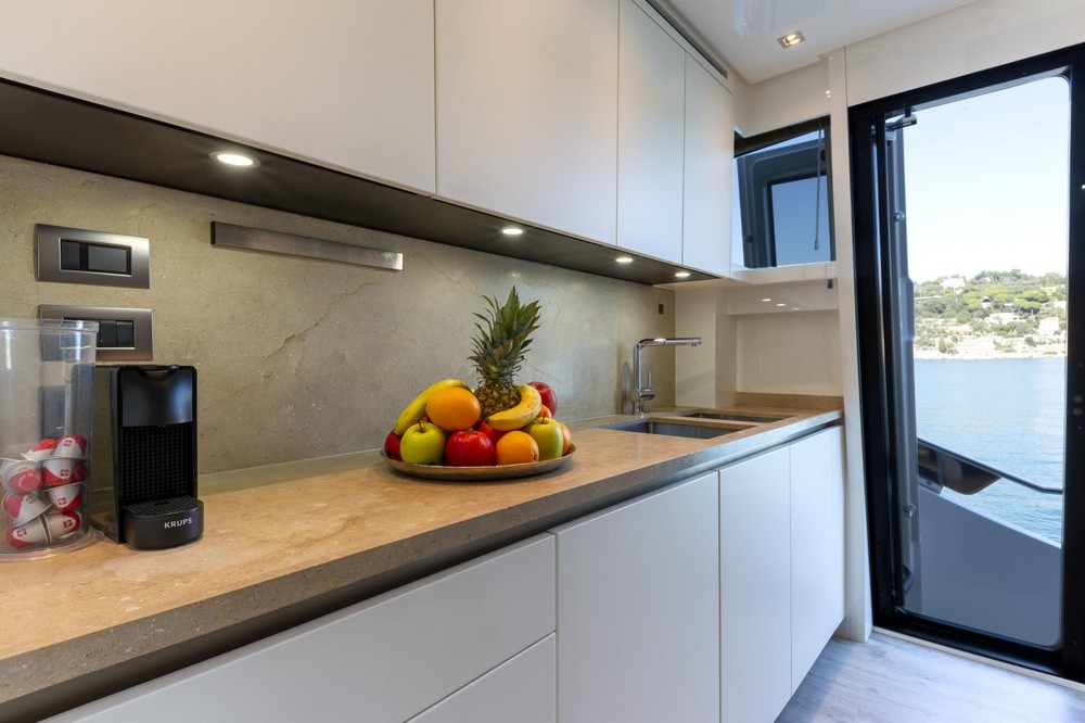 20_SANLORENZO86_int_galley1