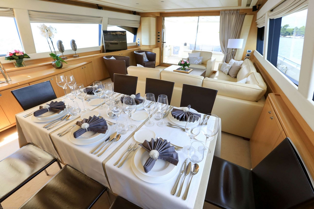 21_FERRETTI830_int_dining1