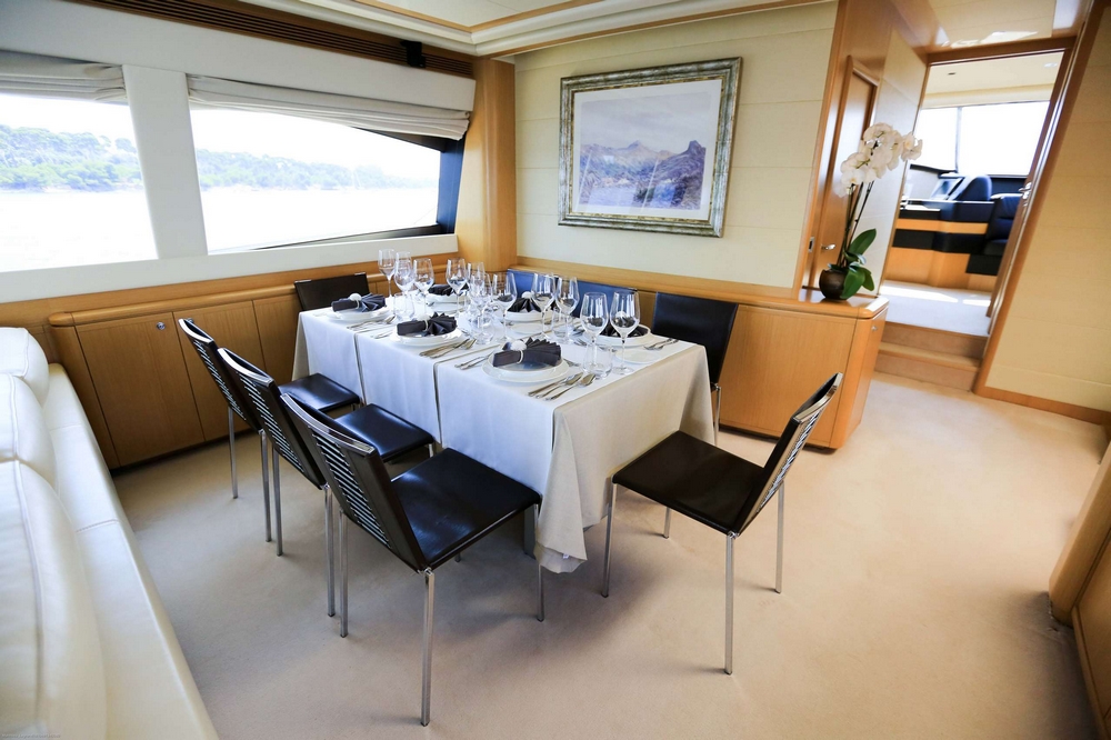 22_FERRETTI830_int_dining2
