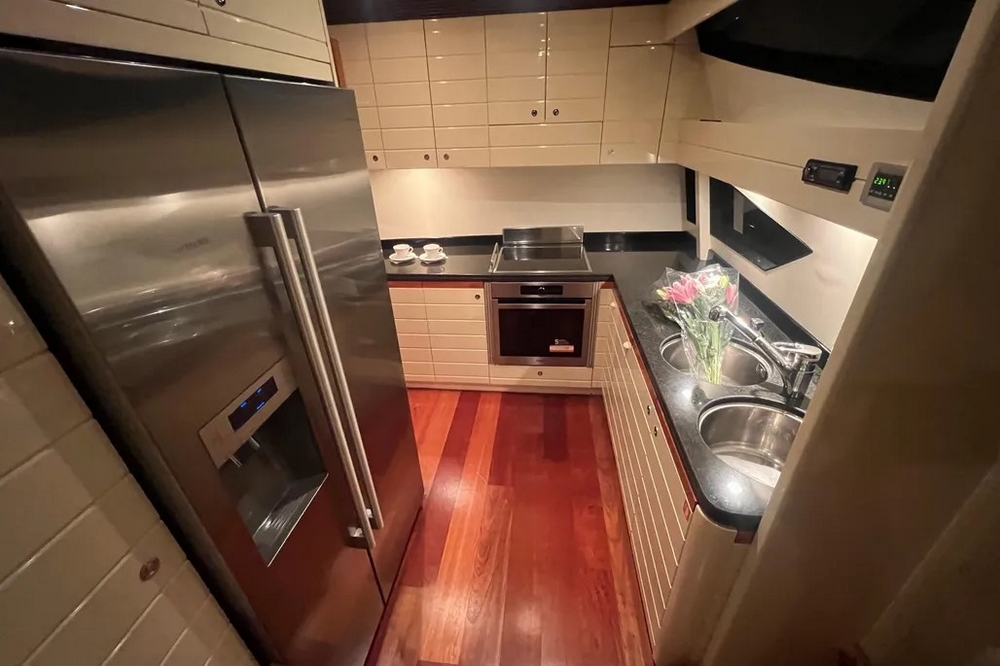 23_FERRETTI830_int_galley1