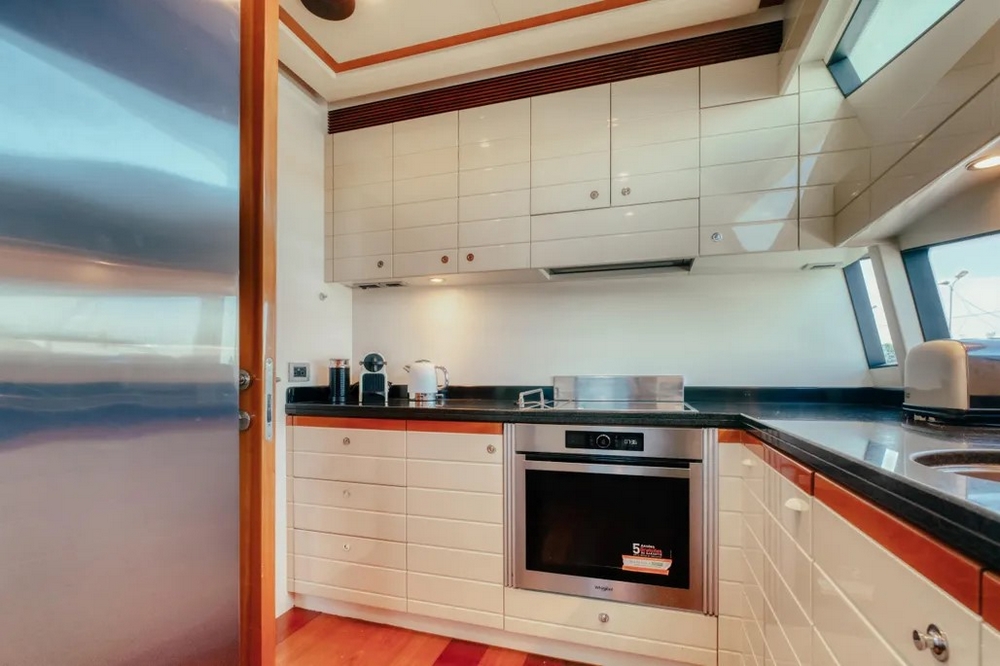 24_FERRETTI830_int_galley2