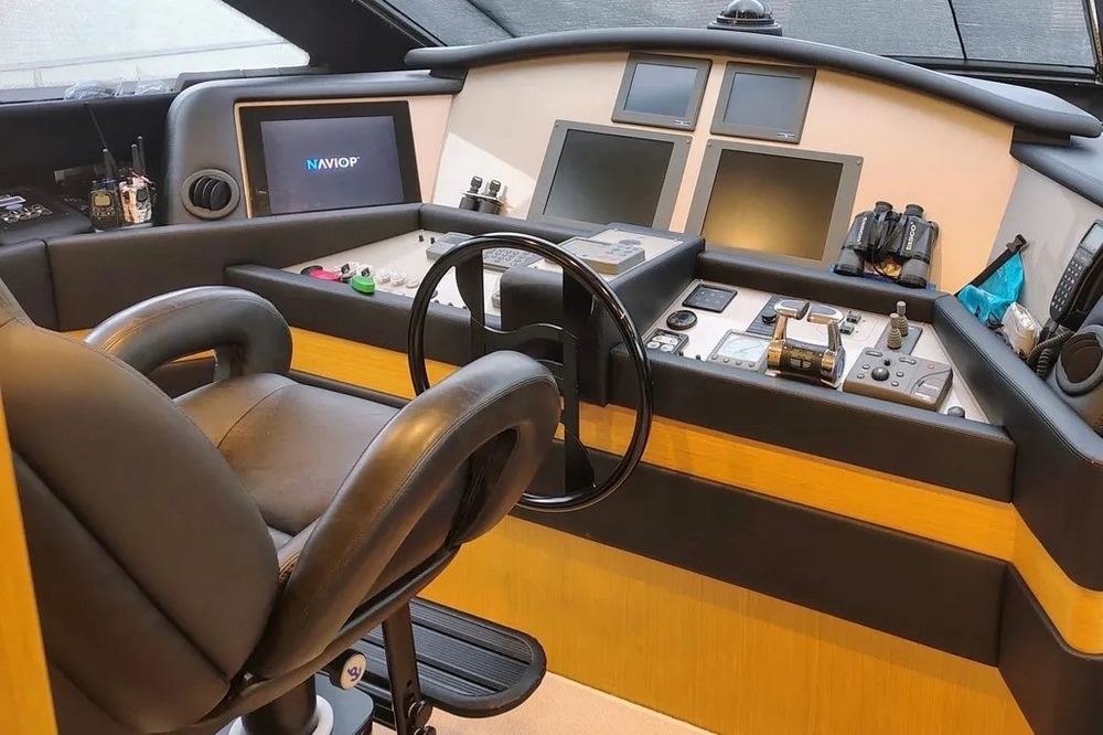 25_FERRETTI830_int_wheelhouse1