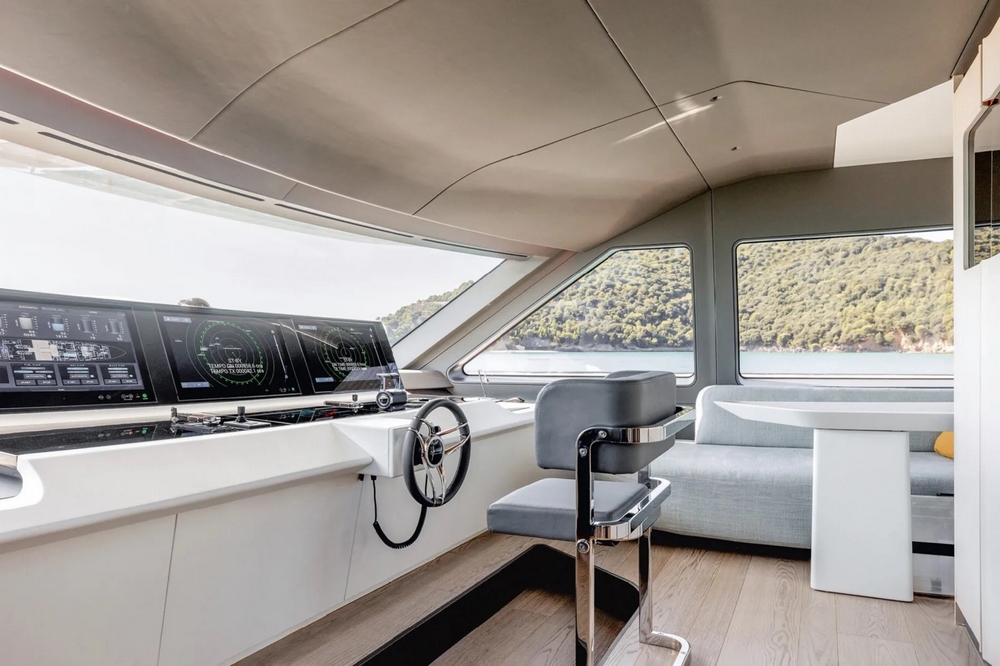 26_AZIMUT115Grande_int_wheelhouse2