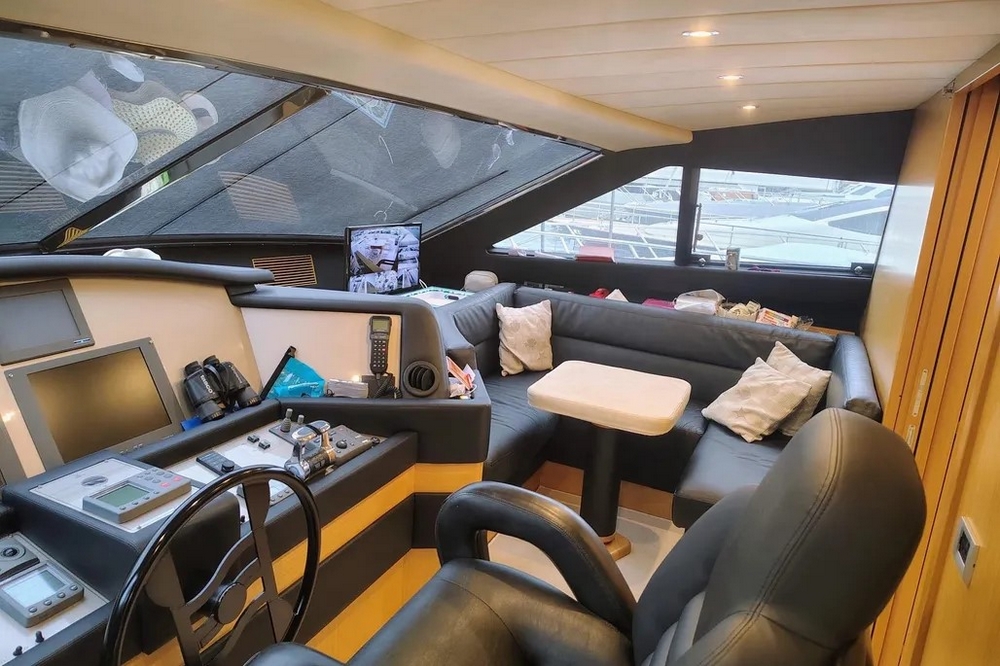 26_FERRETTI830_int_wheelhouse2