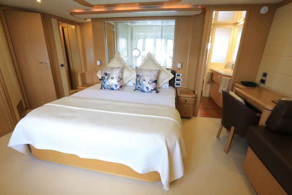 27_FERRETTI830_int_cabin_owwner1