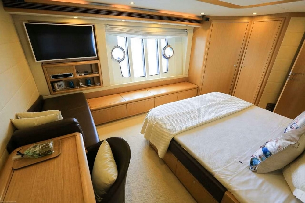 28_FERRETTI830_int_cabin_owwner2