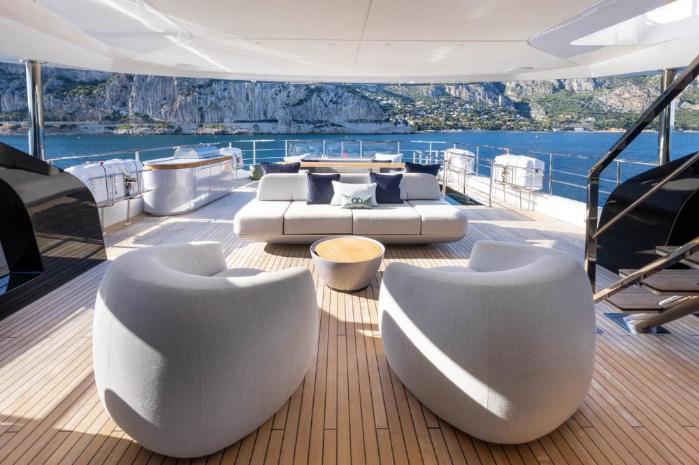 29_AZIMUT115Grande_ext_upper_deck2