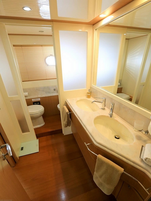 30-2_FERRETTI830_int_cabin_owwner4.2