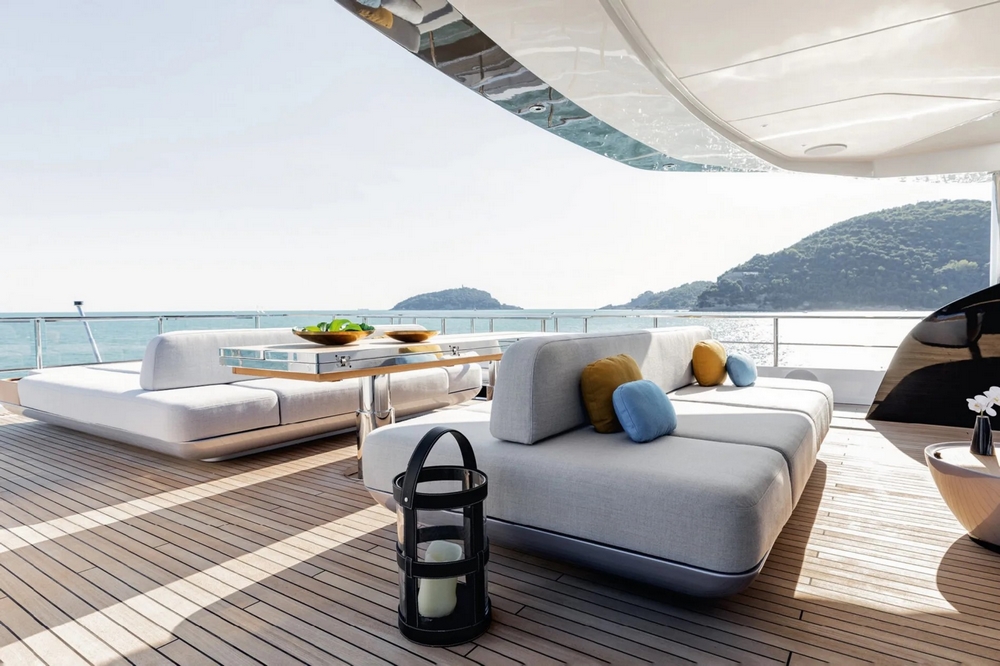 31_AZIMUT115Grande_ext_upper_deck3