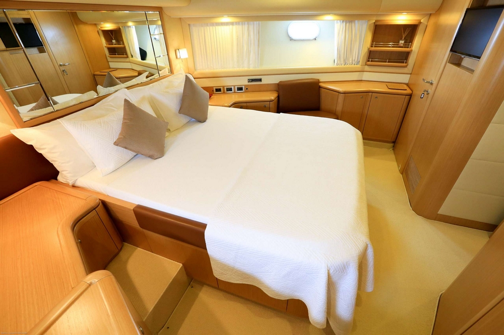 31_FERRETTI830_int_cabin_vip1