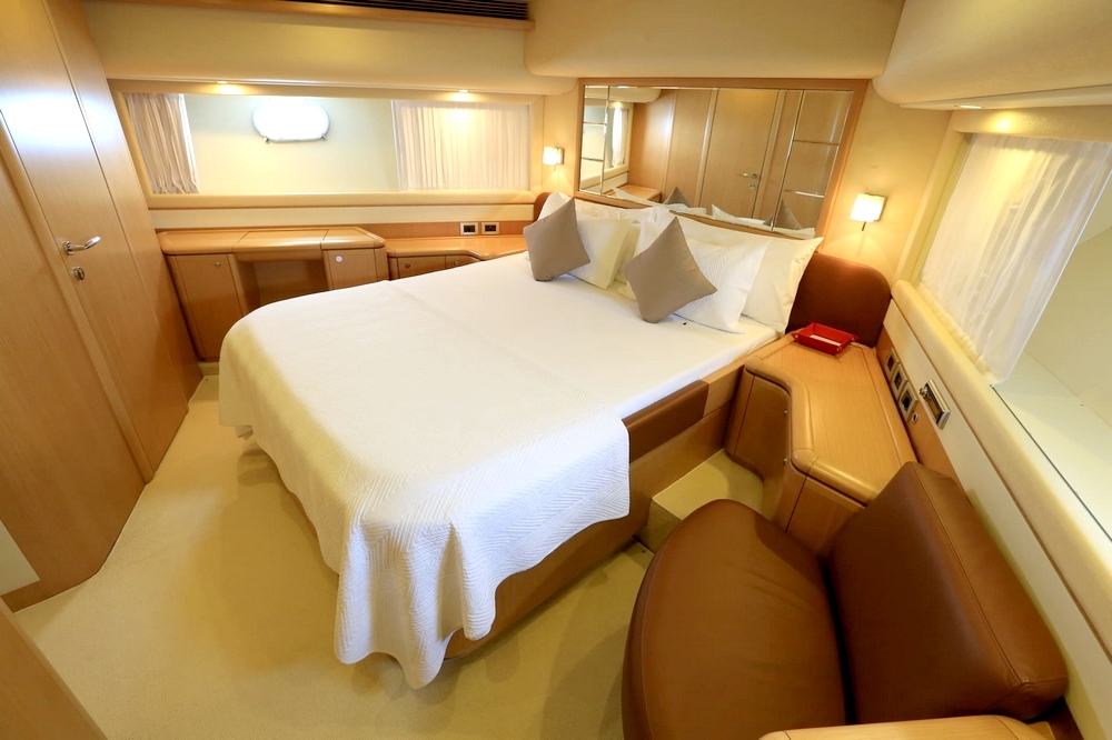 32_FERRETTI830_int_cabin_vip2