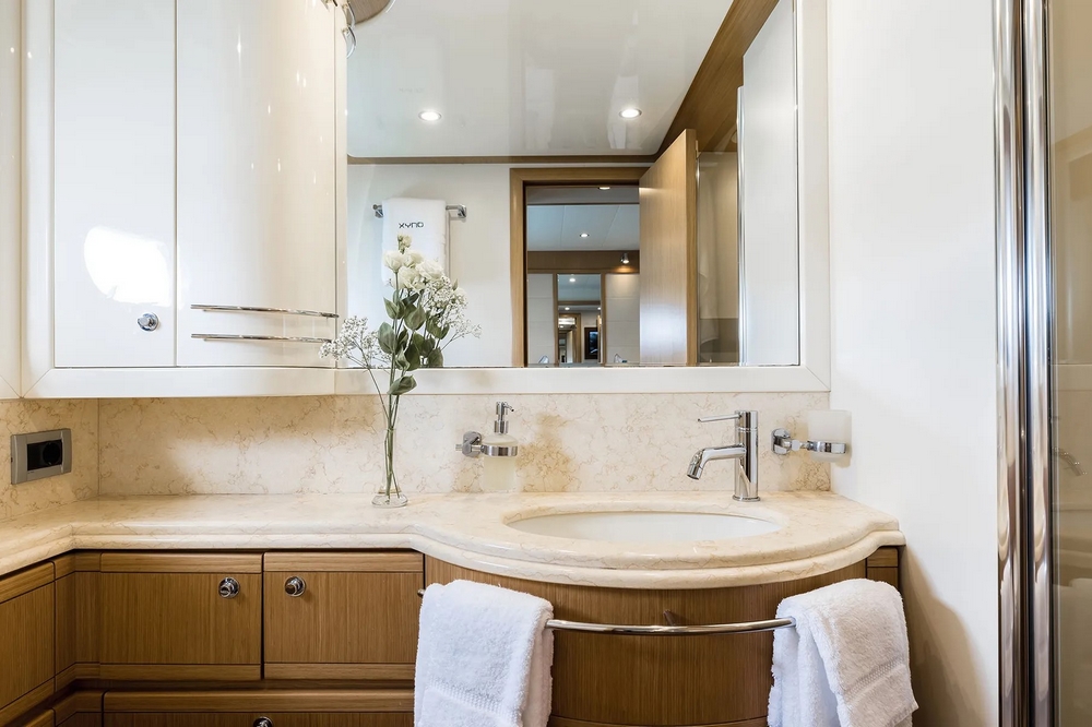 34_FERRETTI830_int_cabin_vip4