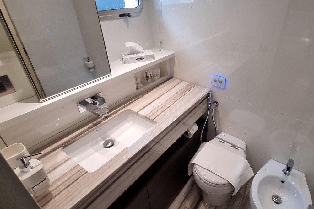 34_SANLORENZO86_int_cabin_guest_twin2