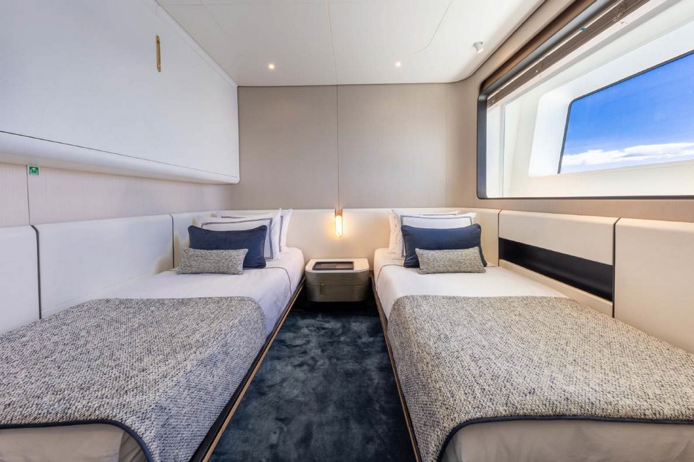 37_AZIMUT115Grande_int_cabin_guest1.1