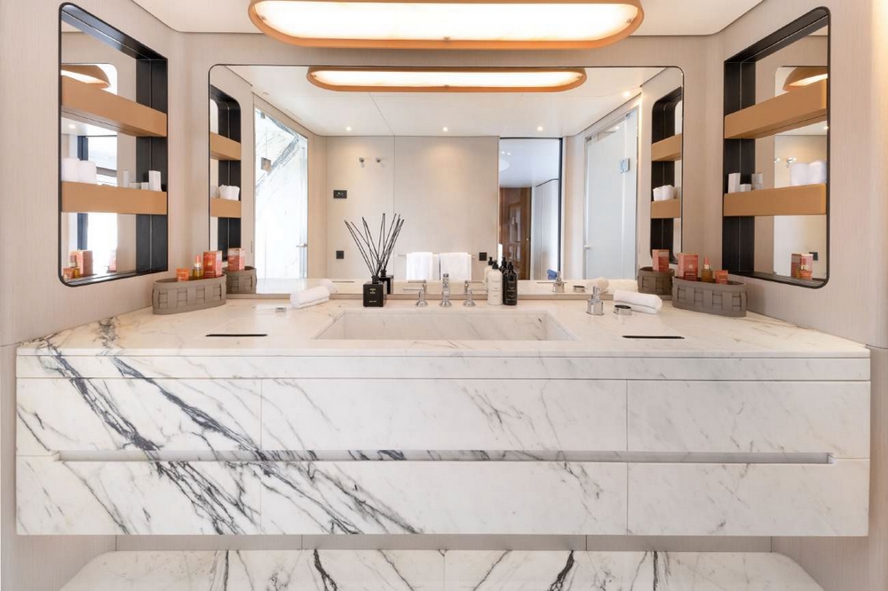 38_AZIMUT115Grande_int_cabin_guest1.2