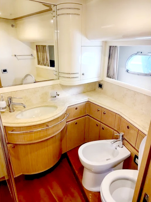 38_FERRETTI830_int_cabin_guest2.2