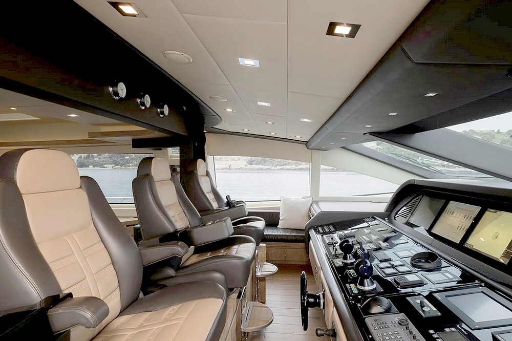 20_MANGUSTA165_int_pilot_station