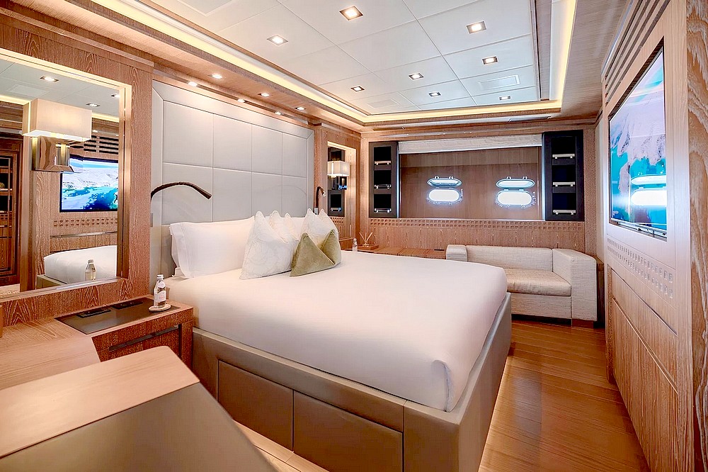 35_MANGUSTA165_int_cabin_vip1