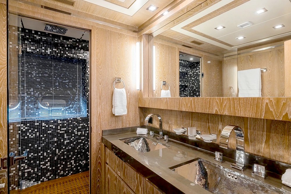 38_MANGUSTA165_int_cabin_vip4