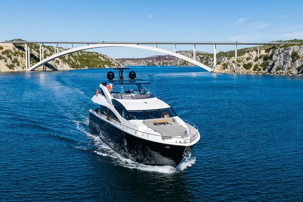 01_SUNSEEKER86Yacht_ext_cruising1