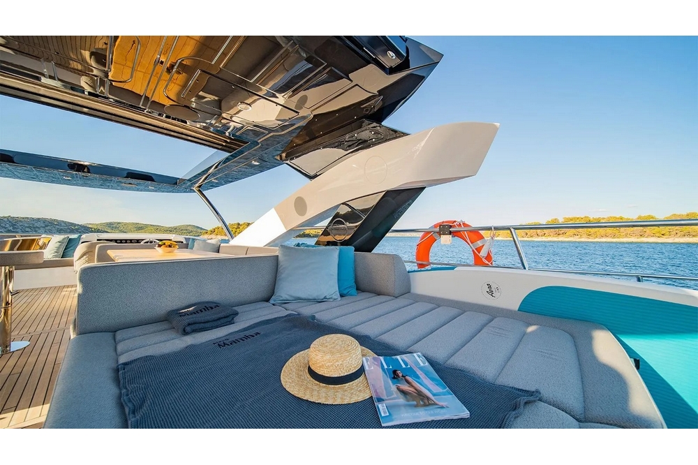 03_SUNSEEKER86Yacht_ext_flybridge1