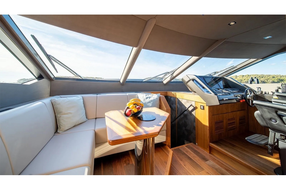 20_SUNSEEKER86Yacht_int_wheelhouse1