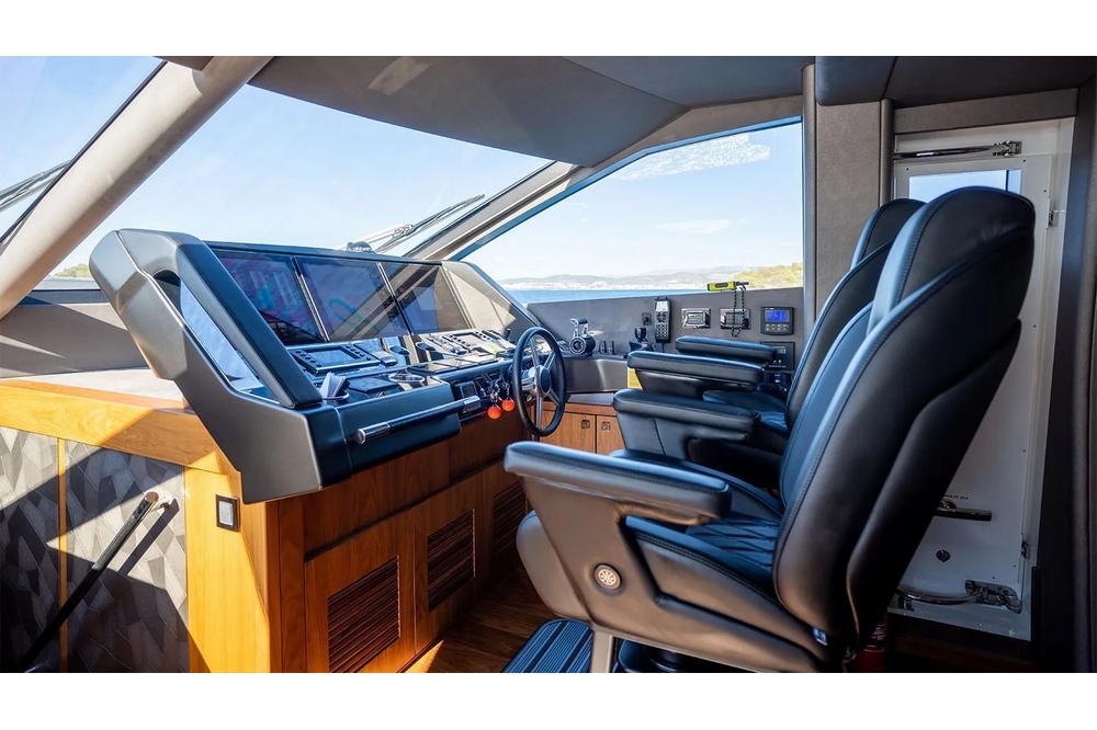 21_SUNSEEKER86Yacht_int_wheelhouse2