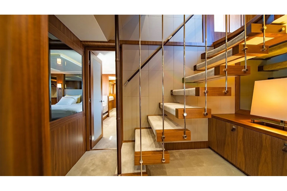 22_SUNSEEKER86Yacht_int_stairs