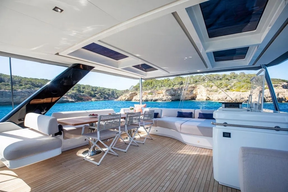 08_LAGOONSixty5_ext_flybridge1