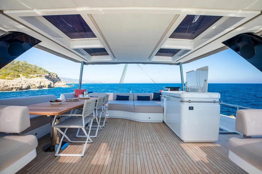 09_LAGOONSixty5_ext_flybridge2