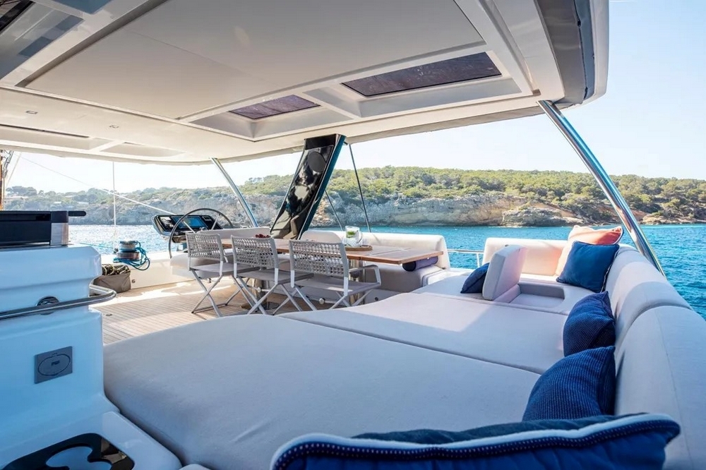 10_LAGOONSixty5_ext_flybridge3