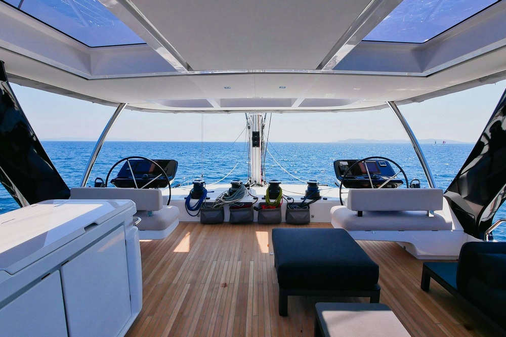 11_LAGOONSixty5_ext_flybridge4