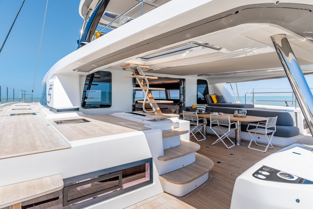 21_LAGOONSixty5_ext_cockpit3