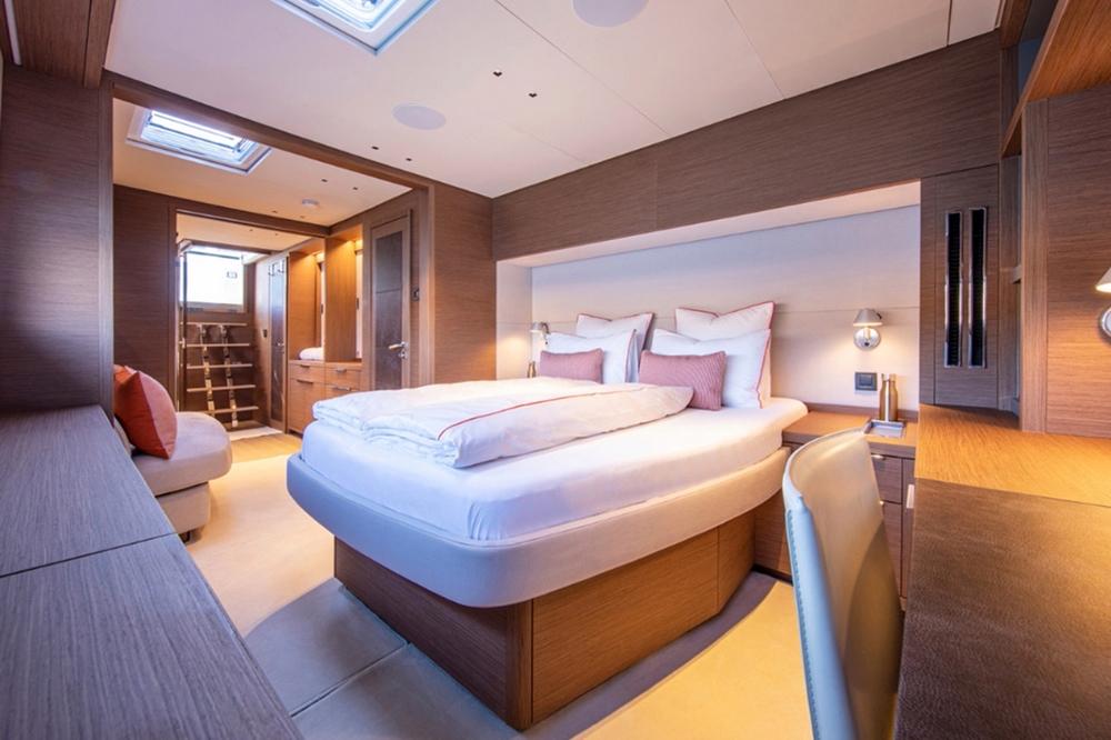 32_LAGOONSixty5_int_cabin_owner2