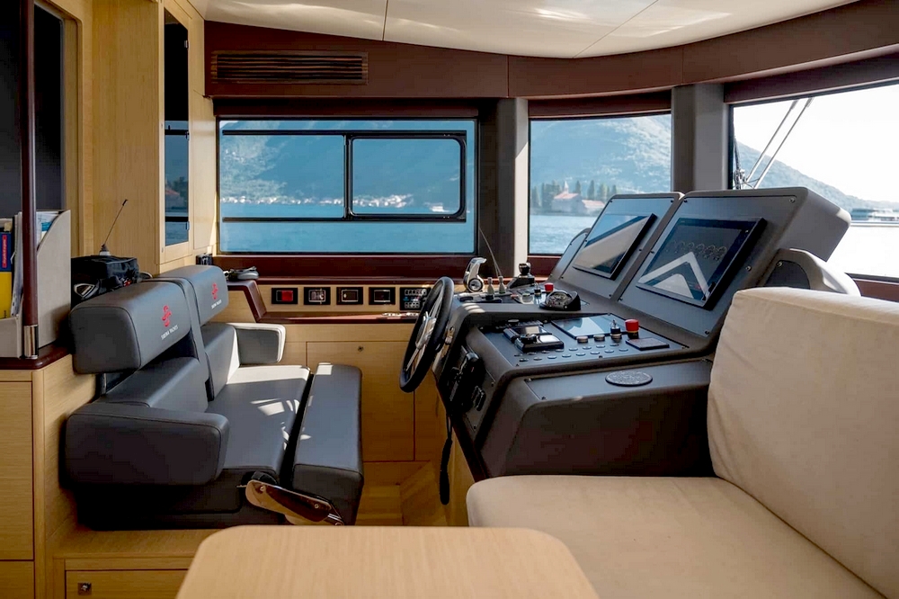 24_SIRENA64_int_wheelhouse1