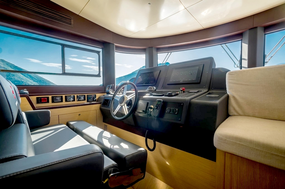 25_SIRENA64_int_wheelhouse2