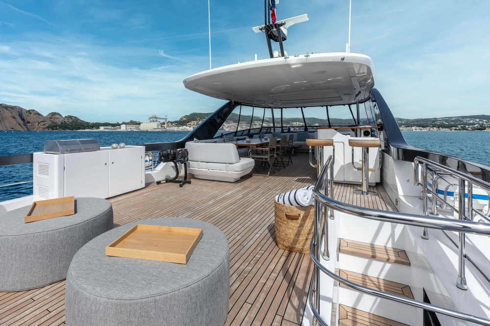 08_AZIMUT88Grande_ext_flybridge2