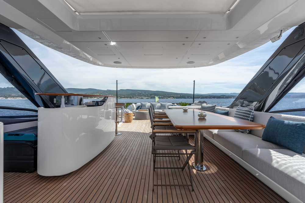 09_AZIMUT88Grande_ext_flybridge1