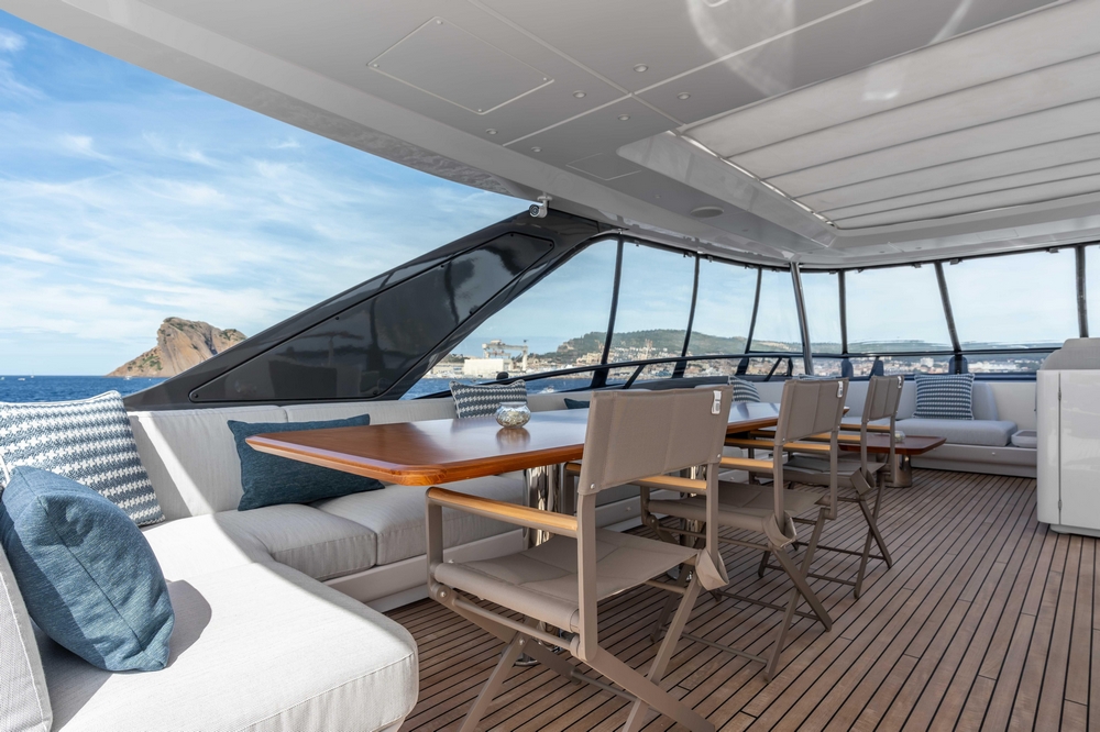 10_AZIMUT88Grande_ext_flybridge3