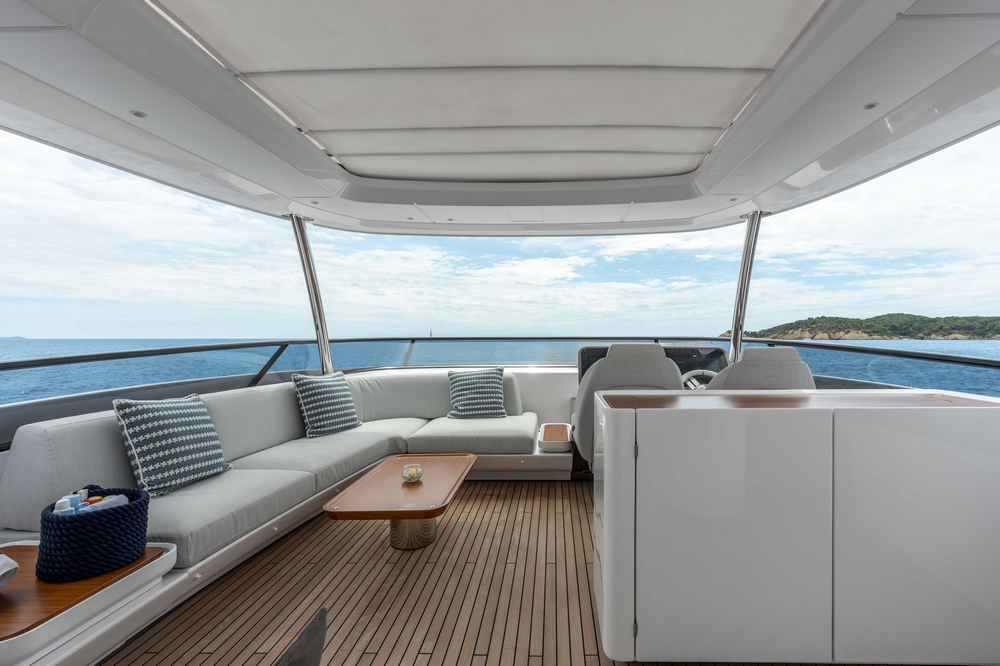 11_AZIMUT88Grande_ext_flybridge4