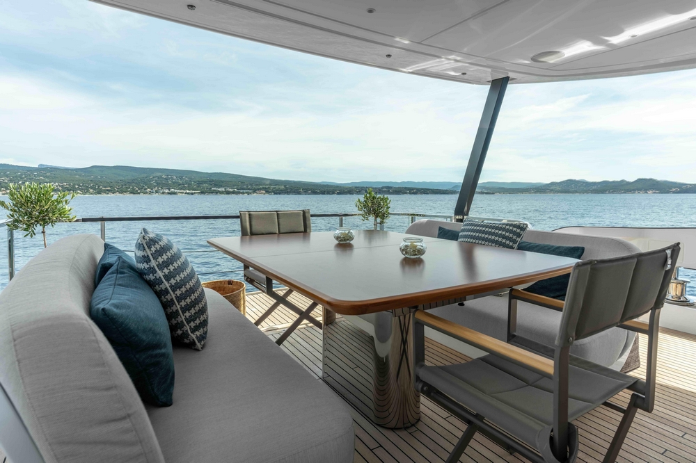 13_AZIMUT88Grande_ext_cockpit1