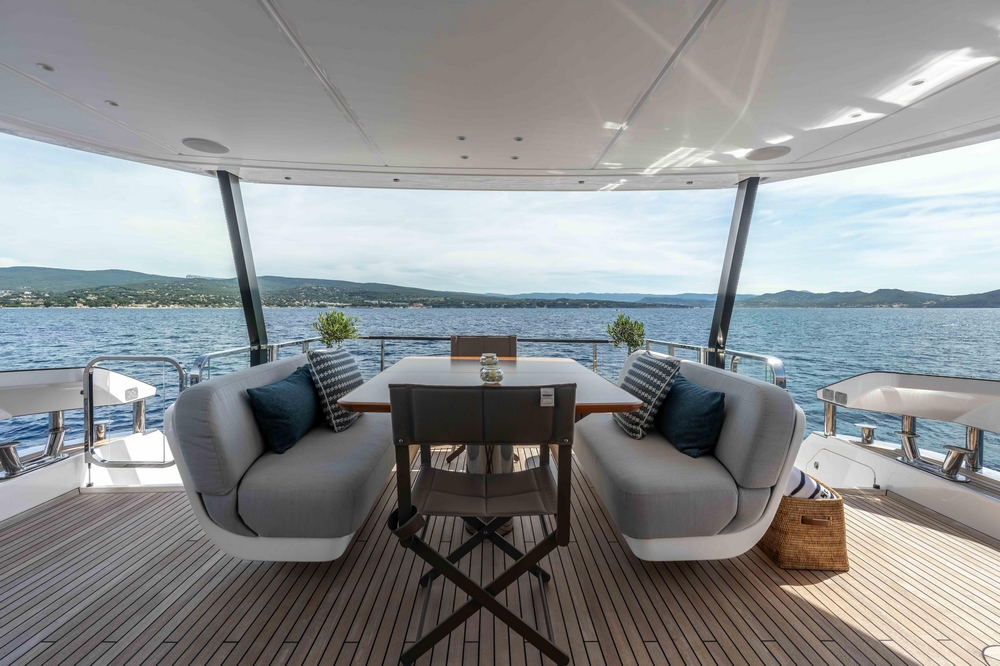 14_AZIMUT88Grande_ext_cockpit2