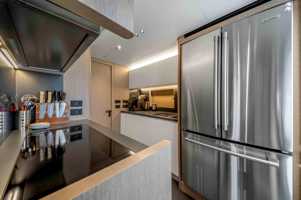 19_AZIMUT88Grande_int_galley1