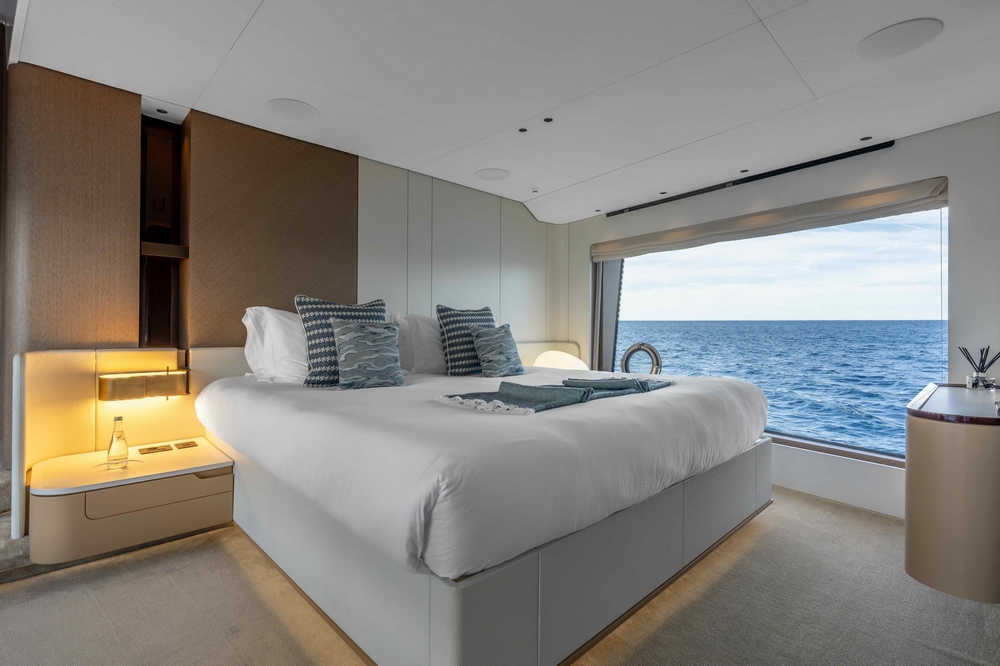 21_AZIMUT88Grande_int_cabin_owner1