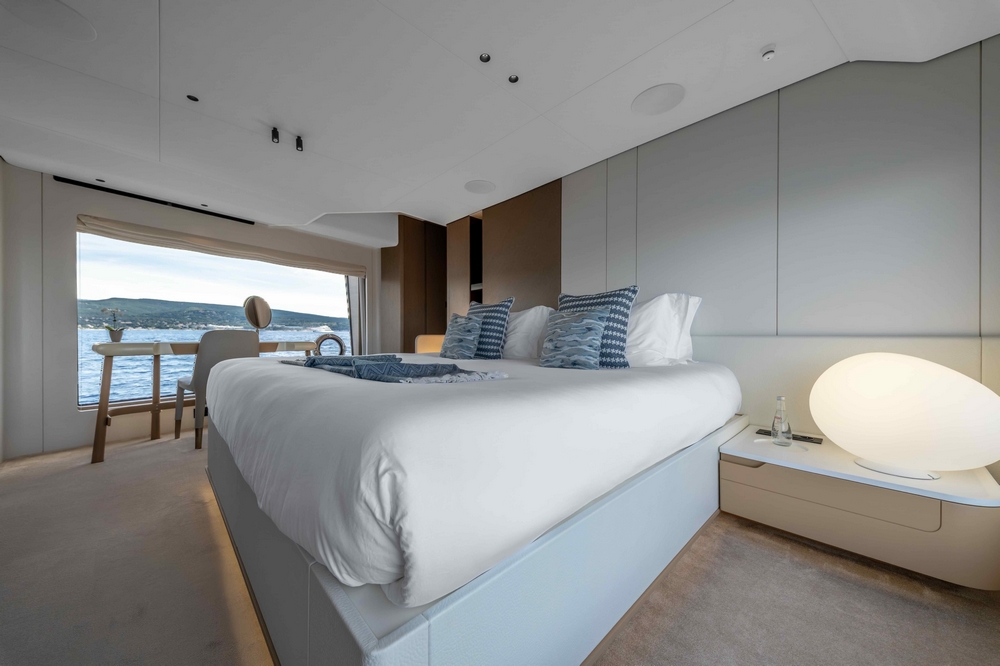 22_AZIMUT88Grande_int_cabin_owner2