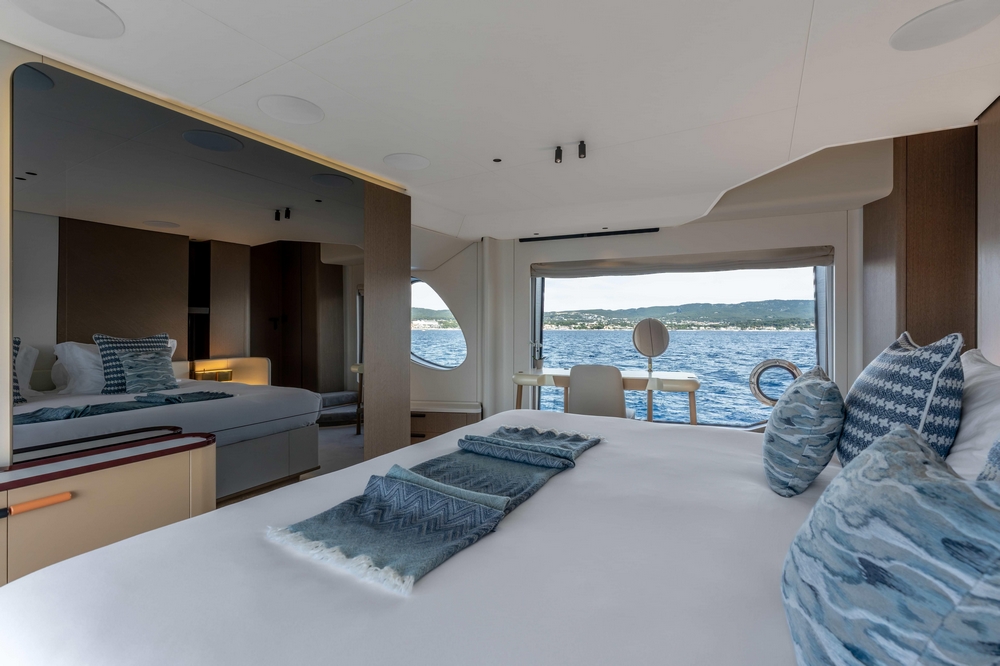 23_AZIMUT88Grande_int_cabin_owner3