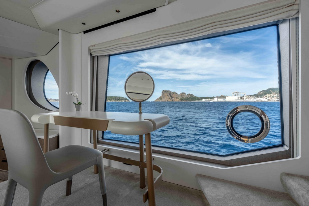24_AZIMUT88Grande_int_cabin_owner4