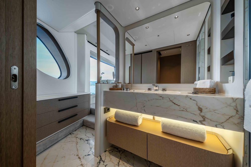 25_AZIMUT88Grande_int_cabin_owner5