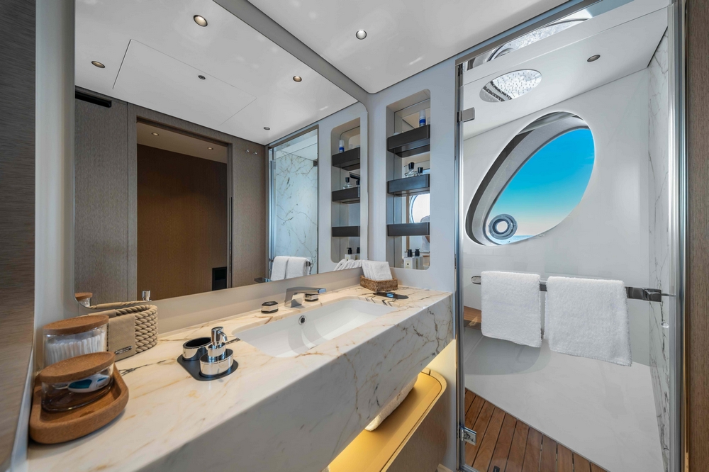 26_AZIMUT88Grande_int_cabin_owner6